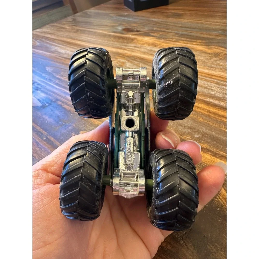 Monster Jam V8 Bomber Monster Truck 1:64 Die-Cast Hot Wheels Shark Mouth - Picture 7 of 7